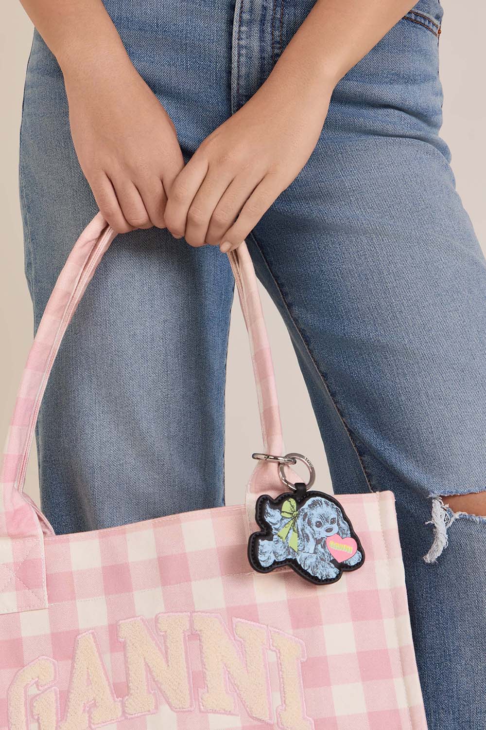 תמונת כל הלוק של מחזיק מפתחות כלב